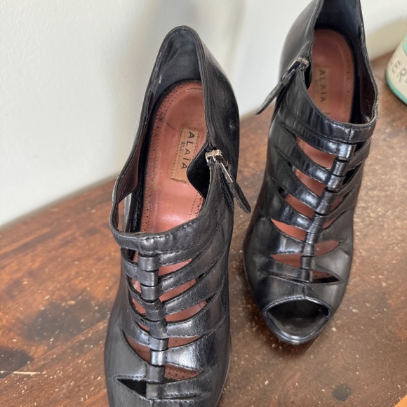 Alaia designer- soft black leather open-toe gladiator style high heels - Picture 6 of 7